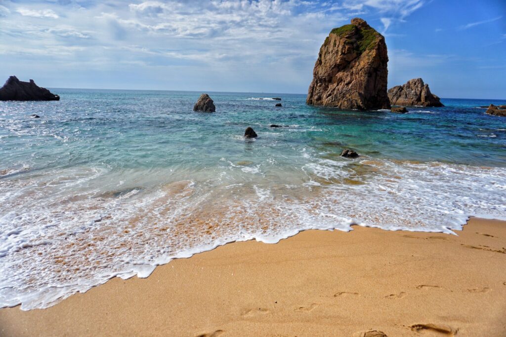 Praia da Ursa and Atlantic Ocean