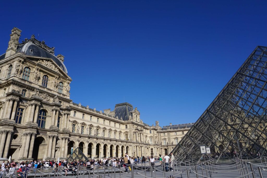 Louvre Obiective turistice Paris