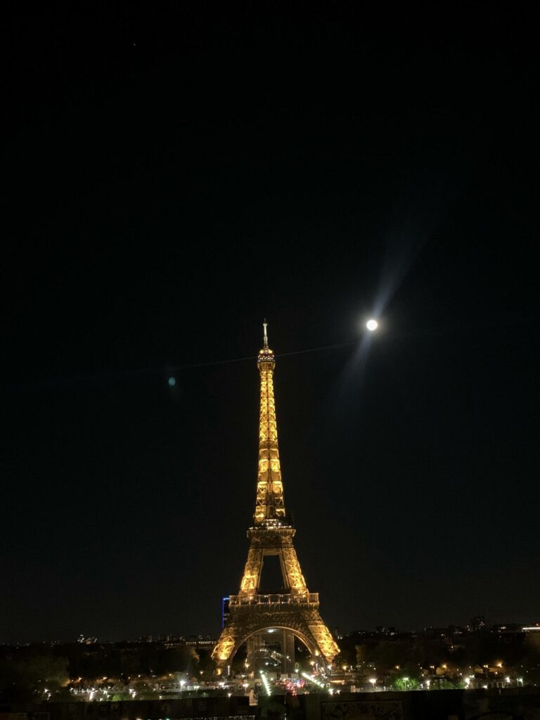 Eiffel Tower at night Obiective turistice Paris