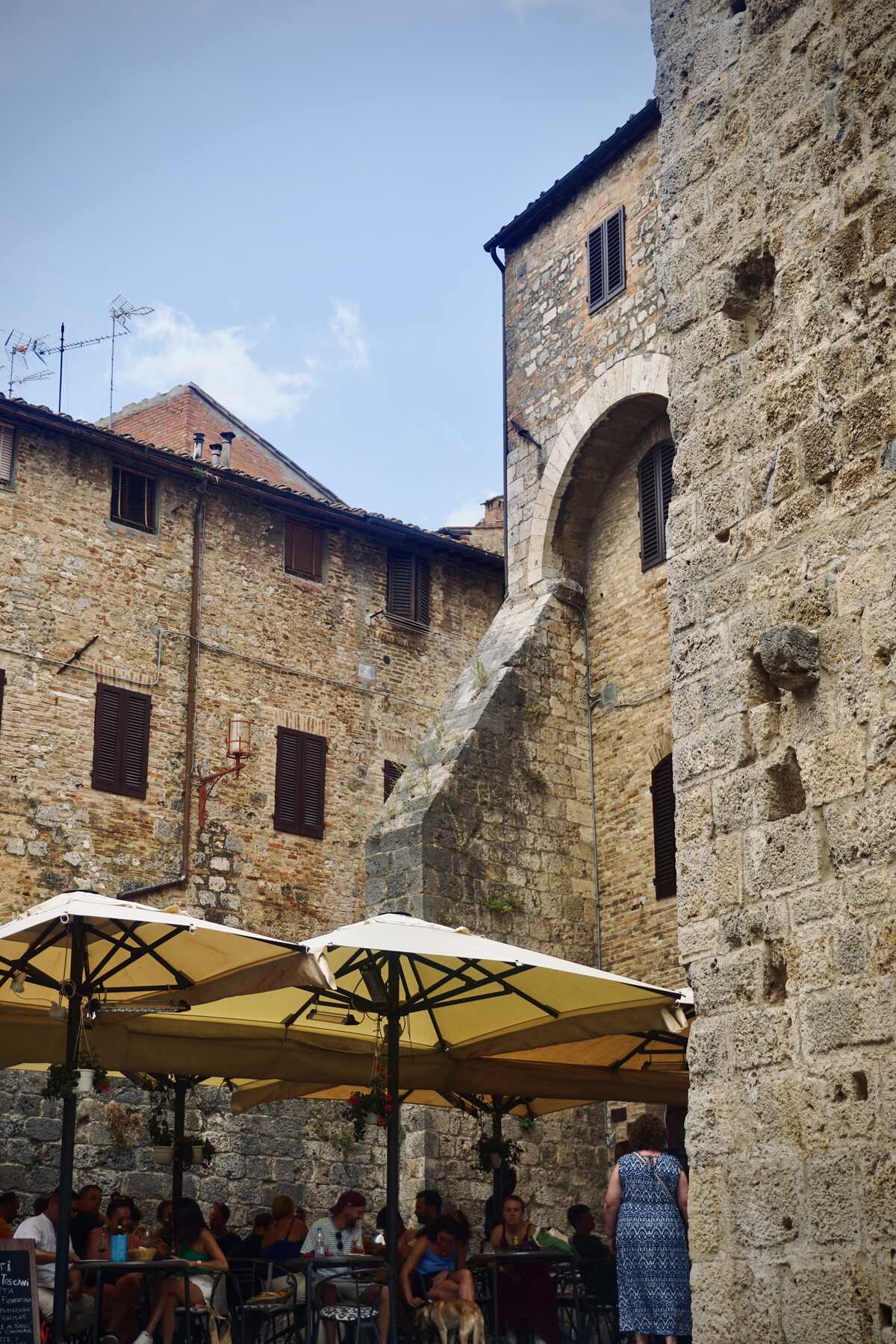 Piazza della Cisterna obiective turistice San Gimignano Toscana