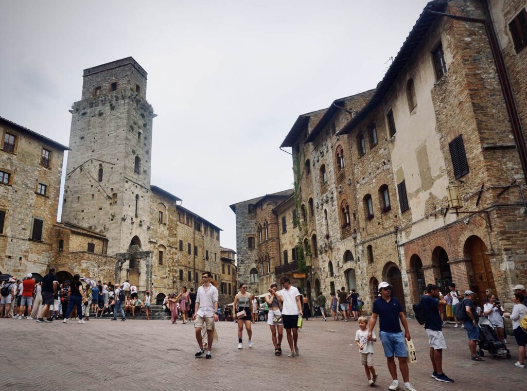 Piazza della Cisterna obiective turistice San Gimignano Toscana